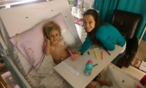 Amy en haar ma, Natasha Miller, nadat Amy gereageer het op behandeling en beter is.