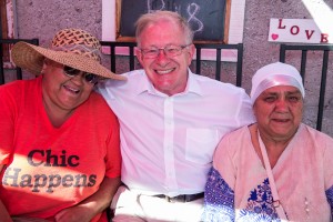 By die rieldans-kampioenskap in die Paarl: (van links) Flori Schrikker (strooihoed) Japie Gouws van die ATKV en Kulsum Kamali. Flori en Kulsum se resepteboek verskyn binnekort.