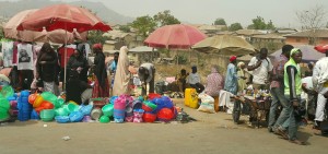 Nigerië is ook ‘n land van uiterstes. Benewens die spoghotelle en sakegeboue, gebruik mense in die land allerlei maniere om n bestaan te maak.