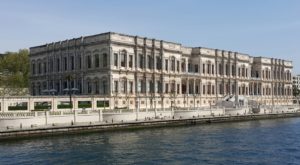Terwyl n mens langs die Straat van Bosporus in Istanboel, Turkye vaar, sien n mens van die mees indrukwekkende argitektuur uit die Ottomans Ryk, soos wat Terrance April en n groepie joernaliste onlangs ervaar het.