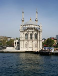 Nog ‘n gebou van vele, aan veral die Europese kant van die Straat van Bosporus, Istanboel, Turkye te sien is.