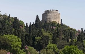 Hierdie fort is deel van die ou stad van Konstantinopel wat vandag Istanboel heet, en waar talle oorblyfsels van die vroeëre geskiedenis van Turkye gesien kan word.