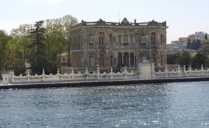 Die somerpaleis van die Sultans van Turkye is vandag n bekende museum in Istanboel en word deur duisende mense jaarliks besoek.