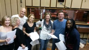 Die spelers: Van links is Nina Marais, Marelize Engelbrecht, Ivan Zimmerman, Elma Postma, Christelle Webb-Joubert (regisseur), Anrich Herbst en Archie Nhlapo.