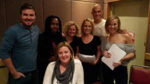 Van links: Anrich Herbst, Archie Nhlapo, Marelize Engelbrecht, Elma Postma, Ivan Zimmerman en Nina Marais met Christelle Webb-Joubert (regisseur) voor.