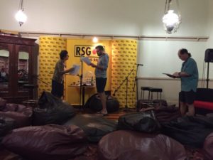 Van links is Susanne Beyers as Sus-An en Stian Bam as Christo met die regisseur Eben Cruywagen in RSG se Beiteltjie in Oudtshoorn, waar die radiodrama tydens vanjaar se KKNK voor ‘n gehoor opgeneem is.