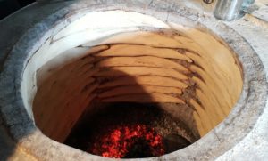 Brood word nog op die ou tradisionele manier in Georgië gebak en jy kom oral in die land só ‘n broodoond teë.