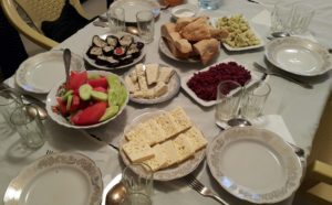 So lyk n tipiese middagmaal in Georgië. Van die belangrikste items, is bood, kaas en n verskeidenheid vars groente