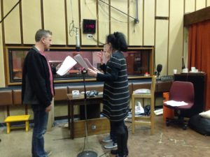 Van links is Cobus Venter, Isadora Verwey en Karen Wessels (agtergrond) met die opname van Fanie Viljoen se “Ragel”, Donderdag 23 Junie, om 20:00 in Radioteater.