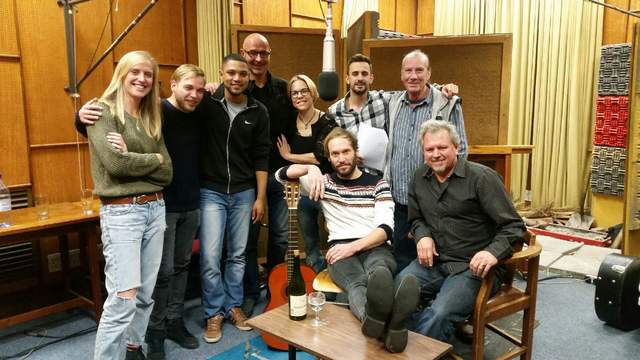 Van links is Hannah Borthwick, De Klerk Oelofse, Marlo Minnaar, Leon Kruger, Frieda van den Heever, André Terblanche en Johann Stassen. Voor is die skrywer en komponis, Wilken Calitz, saam met die regisseur Johan Rademan.