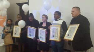 Van links is Krivani Pillay, Busi Ntuli, Thandeka Gqubele, Suna Venter, Lukhanyo Calata en Jacques Steenkamp.