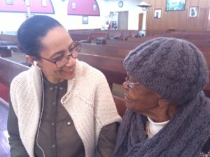 Die 98-jarige vrou is Madiyado Mokgatta van Meadowlands 98-jarige vrou was daar en het vertel wat Trevor Huddelston in haar lewe beteken het. Ek staan voor die mosaiek werk wat op die plek van Suster Margaret se kunswerk is. Haar kunswerk is na die gedwonge verskuiwings met lae en lae verf gewit.