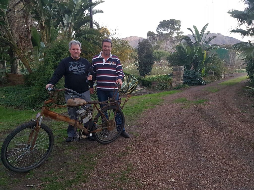 Johan Rademan gesels met Fred Viljoen, wynmaker van Viljoensdrift oor sy kreatiewe skepping vir Afrikaburn – ‘n Selfgeboude en gesweisde motorfietsie.