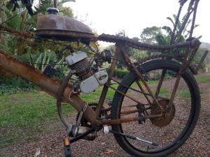 30 km per liter uit die enjin van Fred Viljoen se Afrikaburn selfgeboude motorfietsie of sal ons liewer praat van ‘n gemotoriseerde fiets.