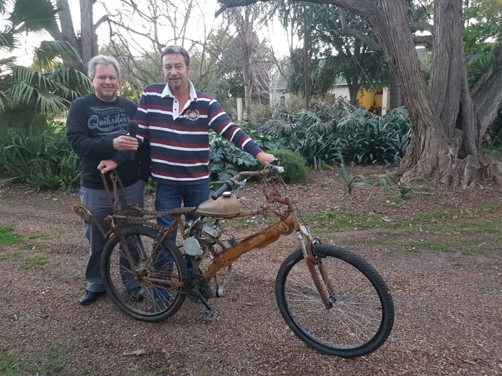 “geroes, maar mooi!” –Johan Rademan kuier by Fred Viljoen van Viljoensdrift by sy Afrikaburn-skepping