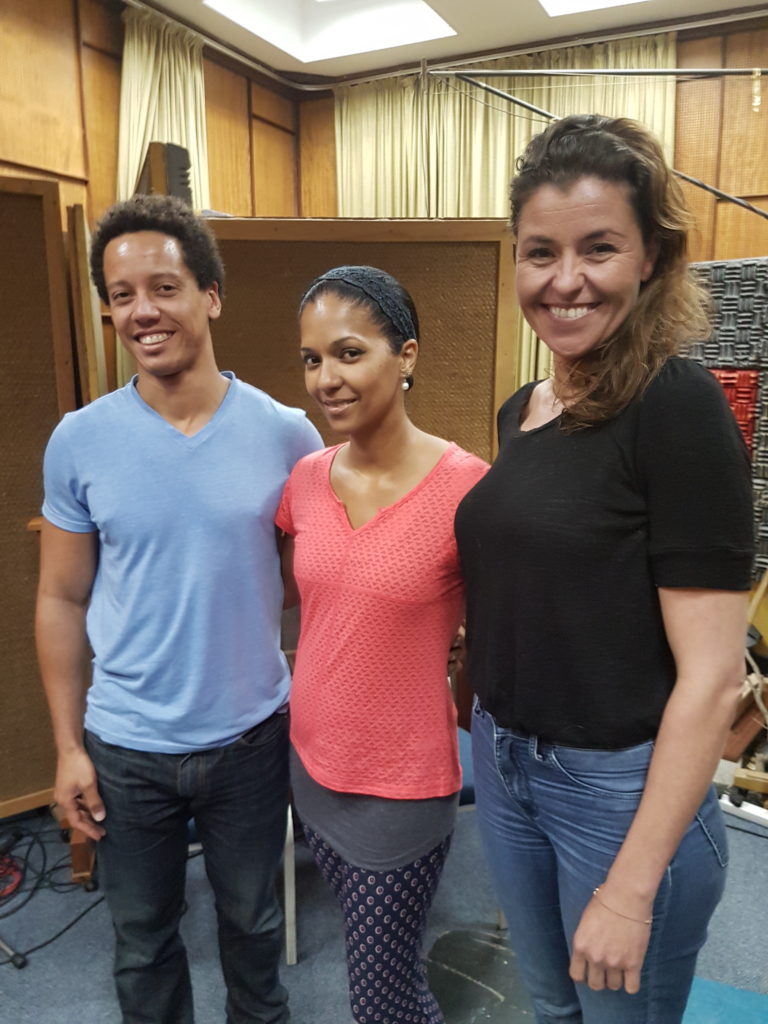 Koib( Marvin-Lee Beukes), Kois (Leande Valentyn) en die verteller, Daleen van der Walt span saam in BOEGOE VANNIE LIEFDE deur Hans du Plessis met musiek deur Lize Beekman en regie deur Johan Rademan.