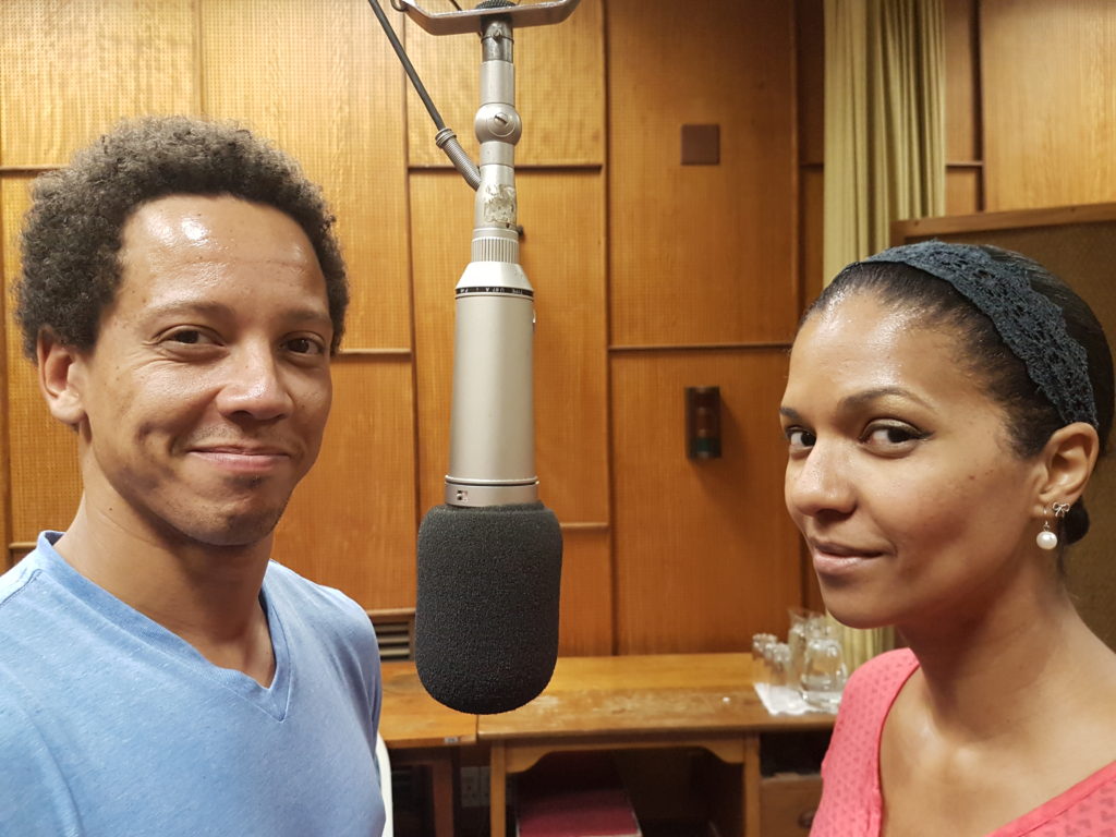 Koib( Marvin-Lee Beukes) en Kois (Leande Valentyn) is die verliefdes in BOEGOE VANNIE LIEFDE deur Hans du Plessis en musiek deur Lize Beekman.