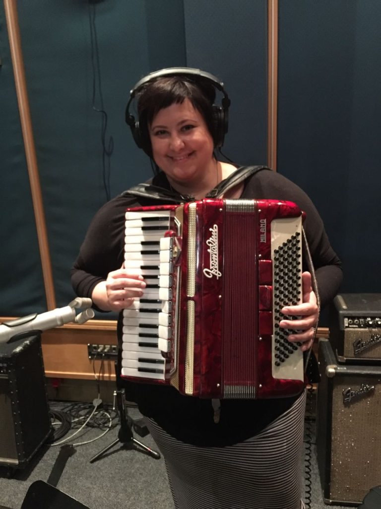 Babette Viljoen glimlag oor die liefde in BOEGOE VANNIE LIEFDE deur Hans du Plessis tydens die opname van Lize Beekman se musiek vir die RSG Kunstefees