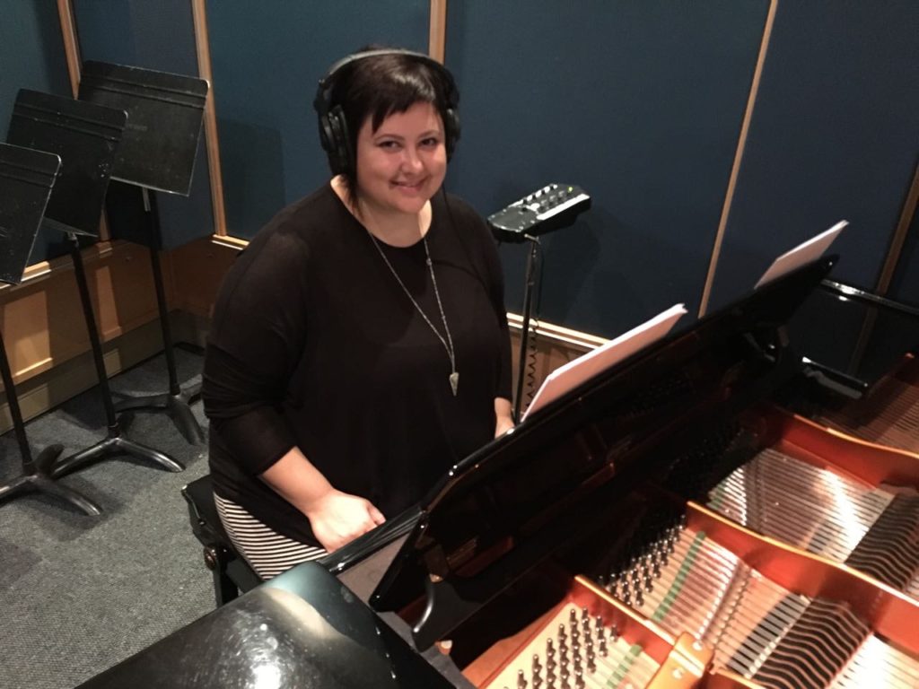 Olga Leonard skuif agter die vleuel in tydens Boegoe Vannie Liefde se musieksessie met Lize Beekman.