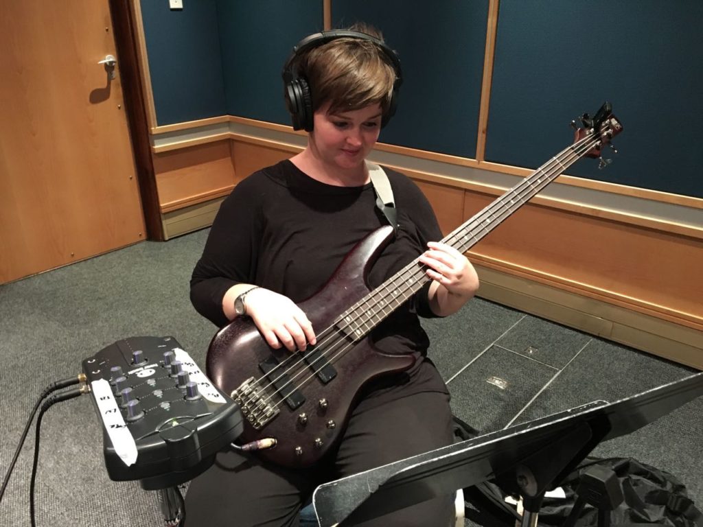 Olga Leonard (baskitaar) in die Seepuntateljee tydens die opname van BOEGOE VANNIE LIEFDE deur Hans du Plessis met toonsettings en musiek van Lize Beekman