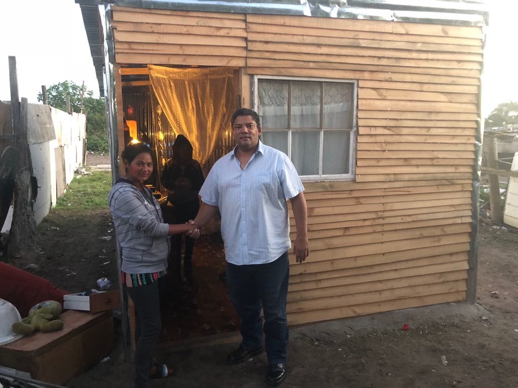 Luister weer: Die shack-bouer en Freedom Farm se mense