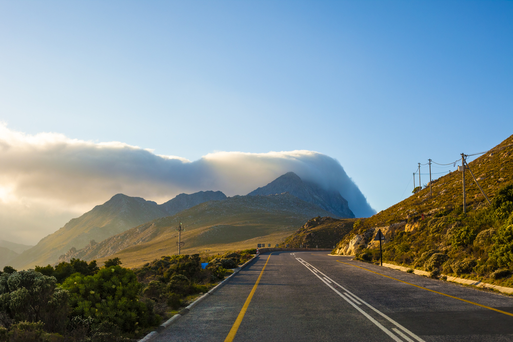 Moet jy op die pad-skouer ry as ander kar jou wil verbysteek?