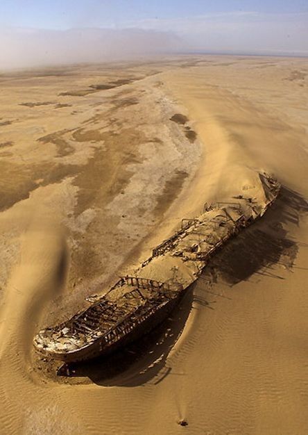 Hoe kom skeepswrakke op droë Skedelkus-sand?