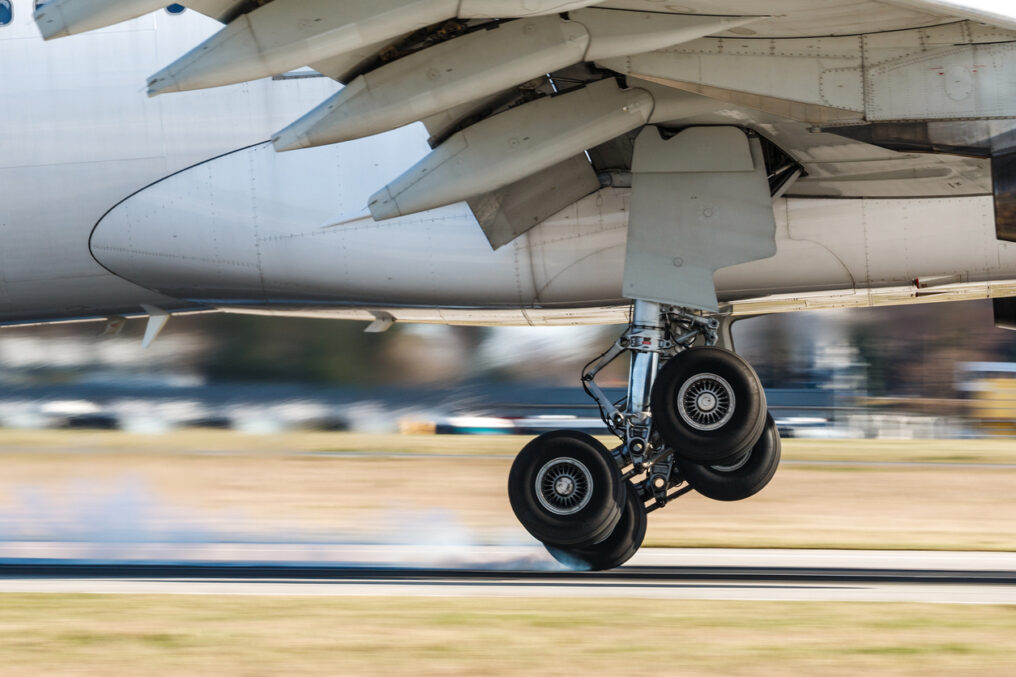 Hoe kan ‘n vliegtuig se wiele blitsig versnel tydens die landing teen 300 km/hr