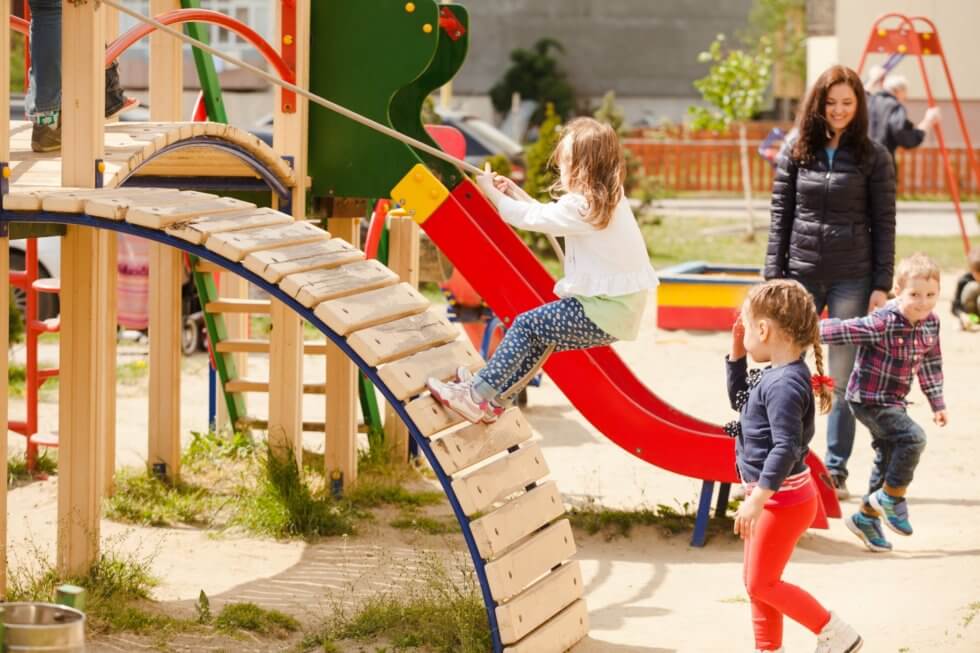 Kleuters móét speel vir brein- en liggaams-ontwikkeling